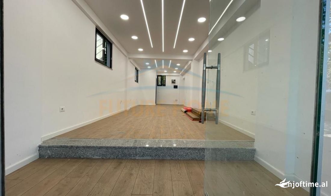 Shitet ambjent bizensi 50m2 Buz rruges kryesor Rruga e kavajes ( 1000Euro neto me qera tek kopshti) 