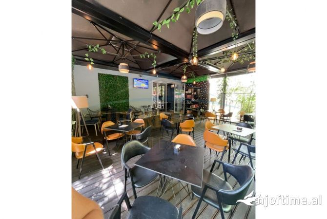Shitet ambjent biznesi rruga ndre mjeda ( rrug kryesore 59m2 ) 