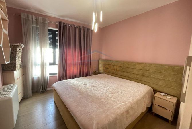 Shtepi ne shitje Apartament ne Tirane, 2+1, Mobilimi E mobiluar, Pagesa 210,000  Euro.