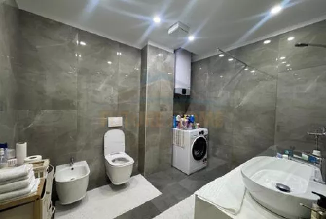 Shtepi ne shitje Apartament ne Tirane, 3+1, Mobilimi E mobiluar, Pagesa 250,000  Euro.