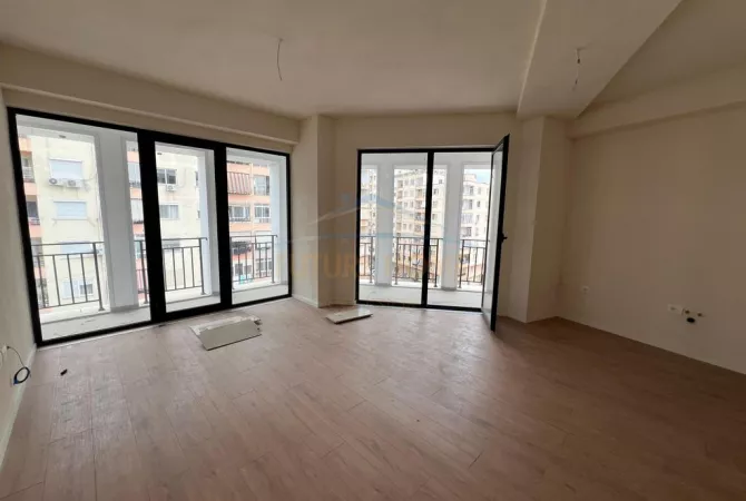 Shtepi ne shitje Apartament ne Tirane, 2+1, Mobilimi Bosh, pa mobiluar, Pagesa 154,000  Euro.