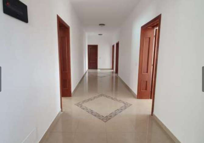 Ambiente Commerciale in Affitto 3+1 a Tirana - 1,000 Euro