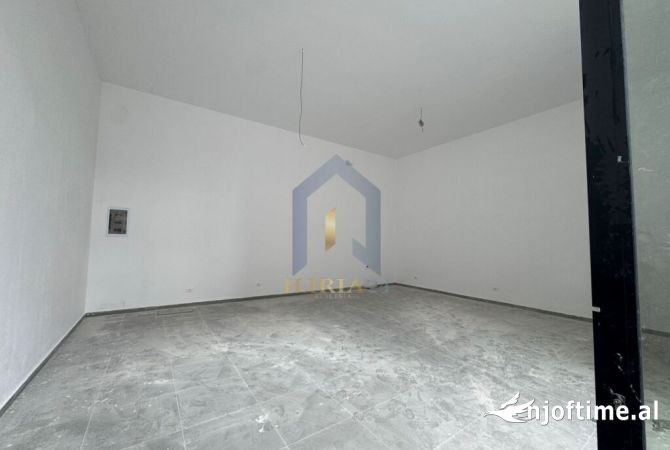 Ambiente Commerciale in Affitto 1+1 a Tirana - 2,500 Euro