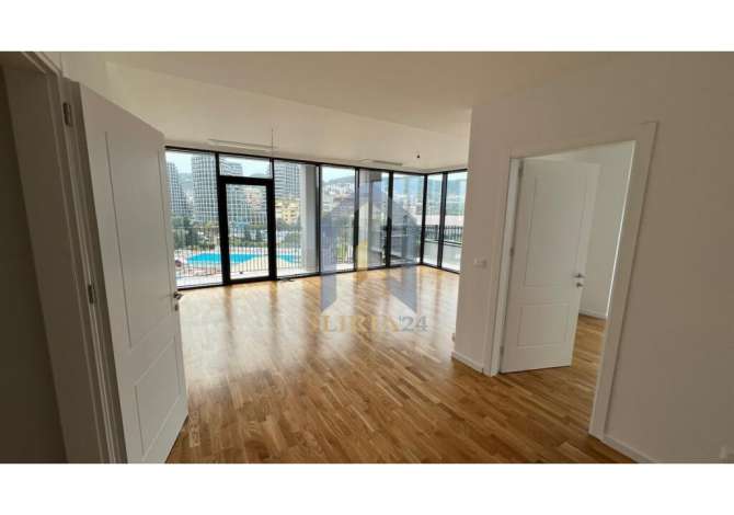 Ambiente Commerciale in Affitto 3+1 a Tirana - 1,500 Euro