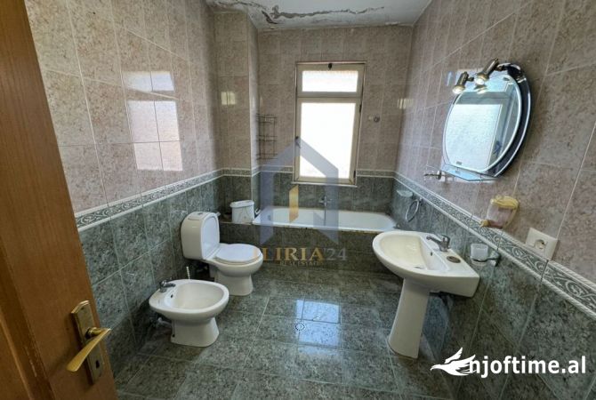 Apartament 2+1 per qira per banim ose per zyra ne “Bllok” 