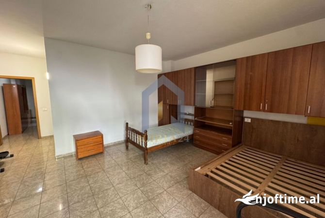 Apartament 2+1 per qira per banim ose per zyra ne “Bllok” 