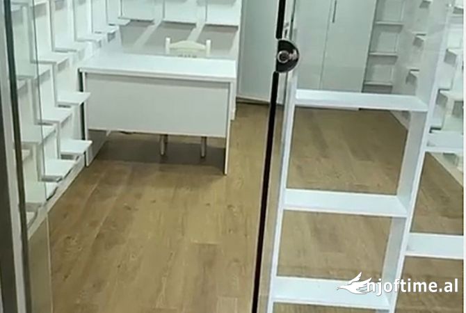 Ambiente Commerciale in Affitto 1+1 a Tirana - 450 Euro