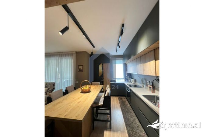 Shtepi ne shitje Apartament ne Tirane, 3+1, Mobilimi E mobiluar, Pagesa 310,000  Euro.