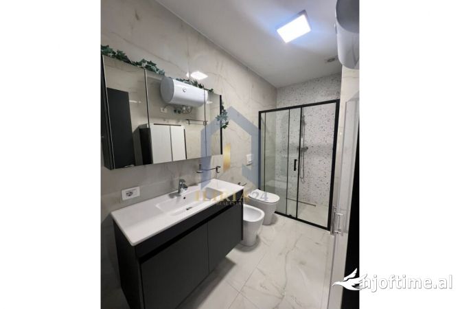 Shtepi ne shitje Apartament ne Tirane, 3+1, Mobilimi E mobiluar, Pagesa 310,000  Euro.