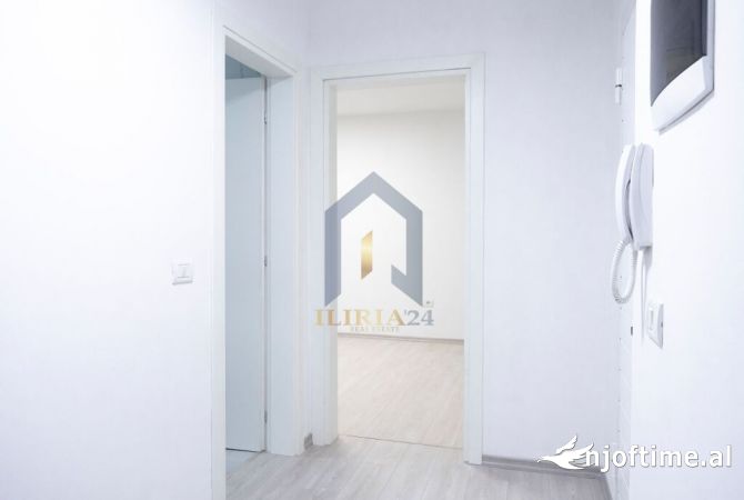 Ambient per zyra me qira "Sheshi Willson"