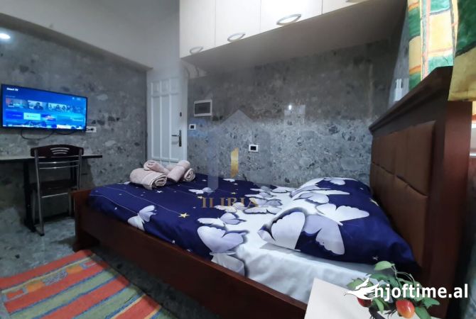 Shtepi me qera Apartament ne Tirane, Garsoniere, Mobilimi E mobiluar, Pagesa 350  Euro.