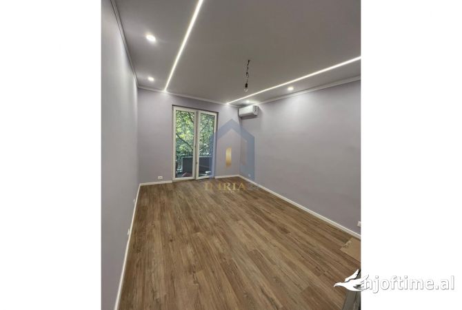 Ambiente Commerciale in Affitto 3+1 a Tirana - 1,000 Euro