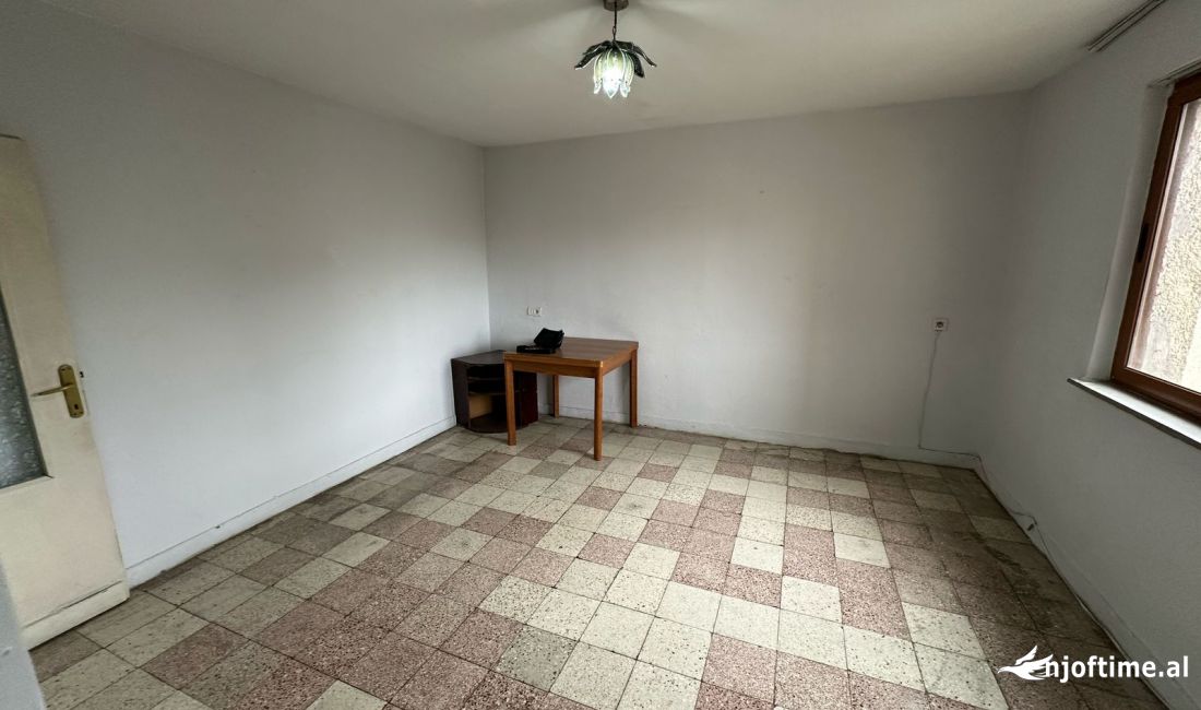 Shtepi ne shitje Apartament ne Tirane, 2+1, Mobilimi Bosh, pa mobiluar, Pagesa 120,000  Euro.