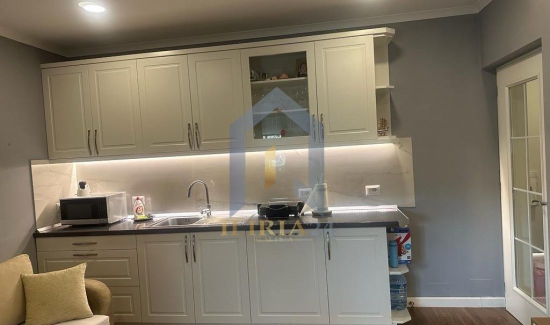 Shtepi ne shitje Apartament ne Tirane, 2+1, Mobilimi E mobiluar, Pagesa 160,000  Euro.