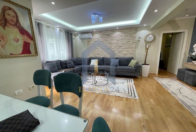 Appartamento in vendita a Tirana 2+1, Arredato