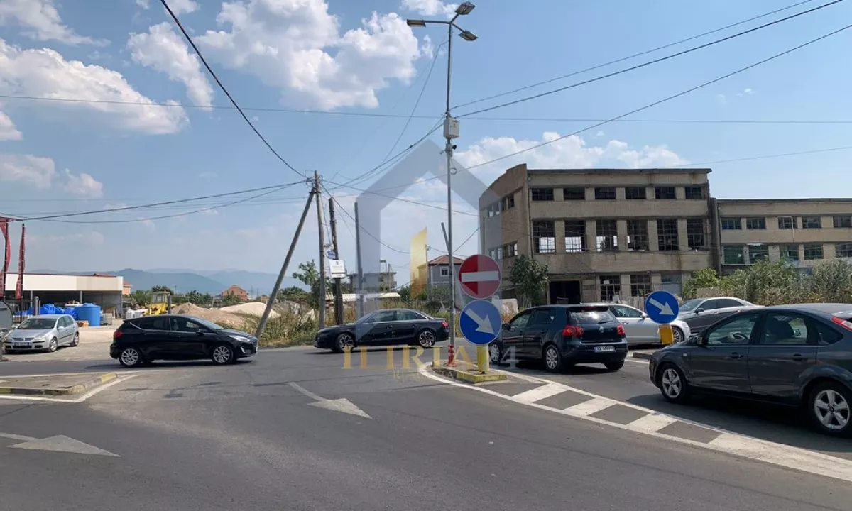 Toke truall per shitje ne "Lezhe", buze rruges kryesore