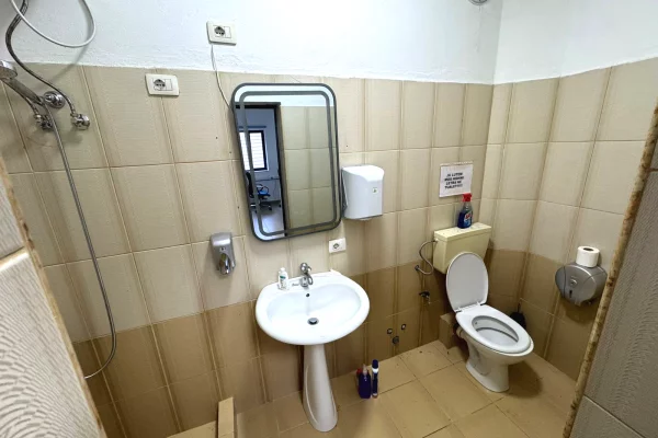 Ambiente Commerciale in Affitto 1+1 a Tirana - 800 Euro