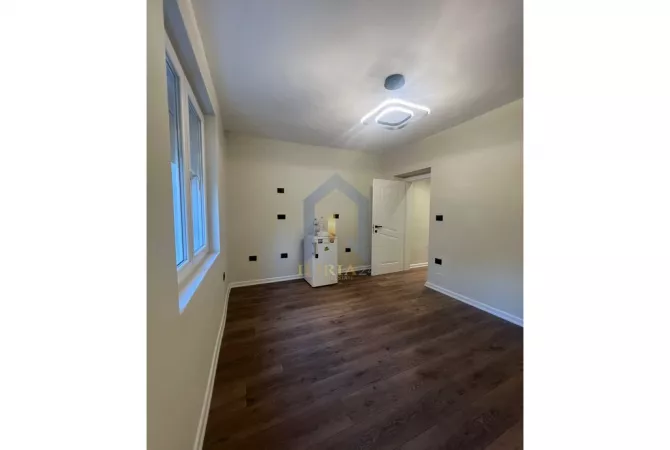 Shtepi ne shitje Apartament ne Tirane, 1+1, Mobilimi Bosh, pa mobiluar, Pagesa 105,000  Euro.