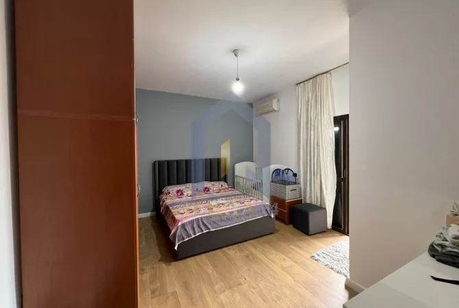 Shtepi me qera Apartament ne Tirane, 2+1, Mobilimi E mobiluar, Pagesa 700  Euro.