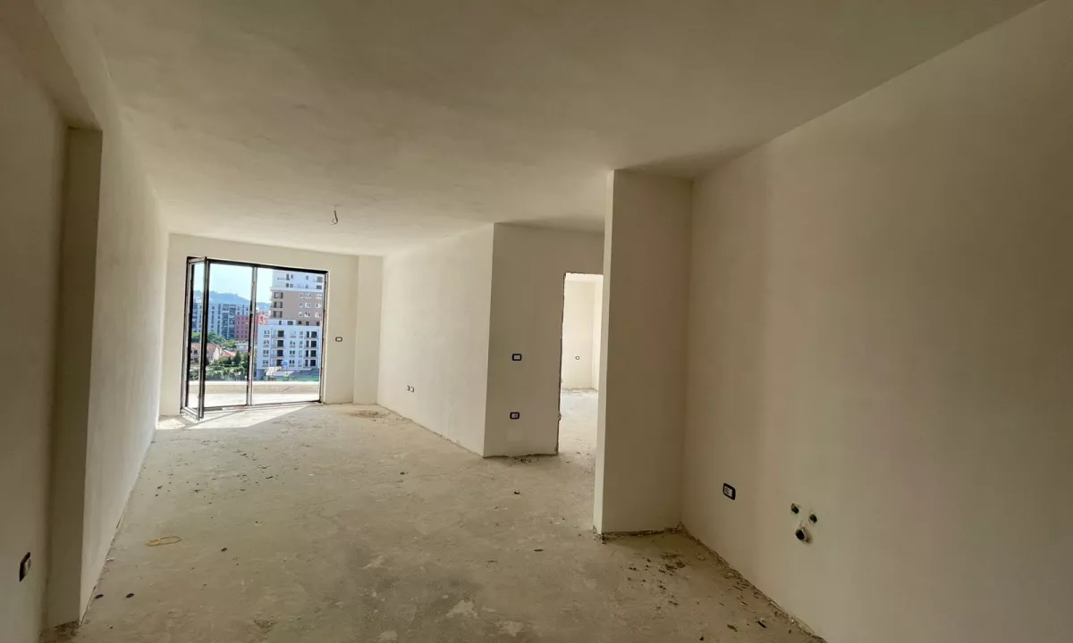 Shtepi ne shitje Apartament ne Tirane, 1+1, Mobilimi Bosh, pa mobiluar, Pagesa 125,000  Euro.
