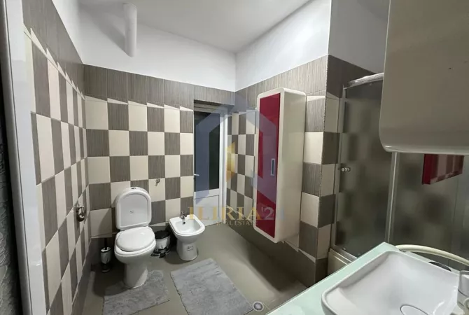 Shtepi me qera Apartament ne Tirane, 3+1, Mobilimi E mobiluar, Pagesa 750  Euro.