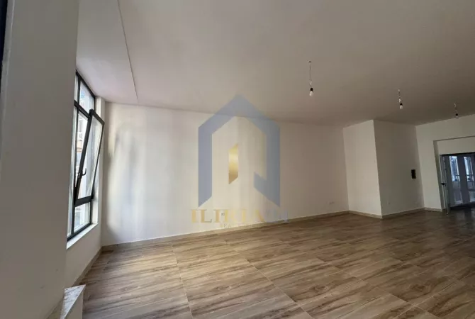 Ambient Biznesi me qira ne "Mine Peze" Donika Center