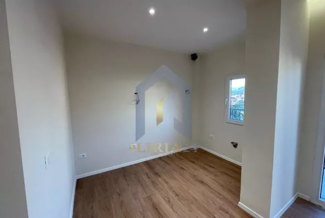 Shtepi ne shitje Apartament ne Tirane, 1+1, Mobilimi Bosh, pa mobiluar, Pagesa 124,750  Euro.