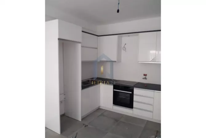 Shtepi ne shitje Apartament ne Tirane, 1+1, Mobilimi Pjeserisht e mobiluar, Pagesa 106,000  Euro.