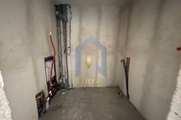 Shtepi ne shitje Apartament ne Tirane, 2+1, Mobilimi Bosh, pa mobiluar, Pagesa 94,000  Euro.