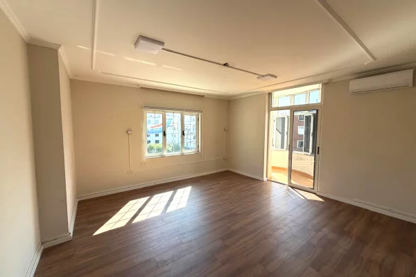 Shtepi me qera Apartament ne Tirane, 5+1, Mobilimi Pjeserisht e mobiluar, Pagesa 1,800  Euro.