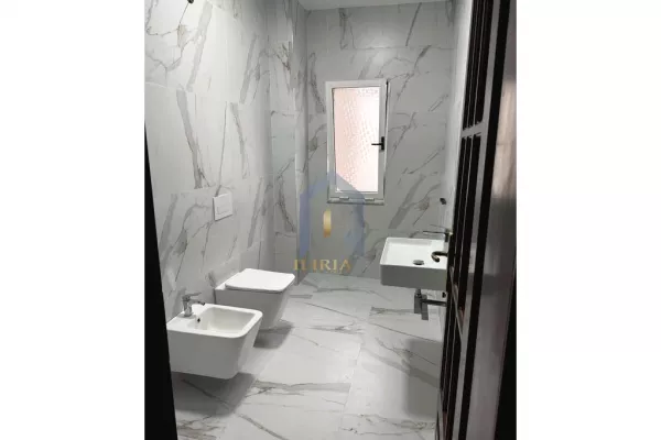 Shtepi me qera Apartament ne Tirane, 5+1, Mobilimi Pjeserisht e mobiluar, Pagesa 1,800  Euro.