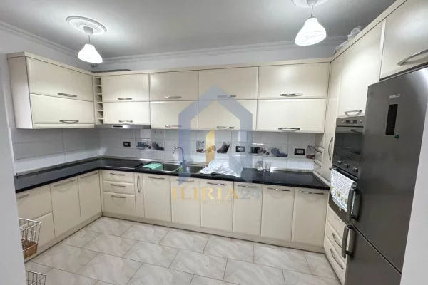 Shtepi me qera Penthose(kati i fundit panoramik) ne Tirane, 2+1, Mobilimi E mobiluar, Pagesa 1,200  Euro.