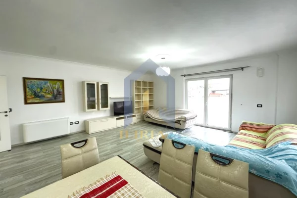 Shtepi me qera Penthose(kati i fundit panoramik) ne Tirane, 2+1, Mobilimi E mobiluar, Pagesa 1,200  Euro.