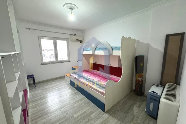 Shtepi me qera Penthose(kati i fundit panoramik) ne Tirane, 2+1, Mobilimi E mobiluar, Pagesa 1,200  Euro.