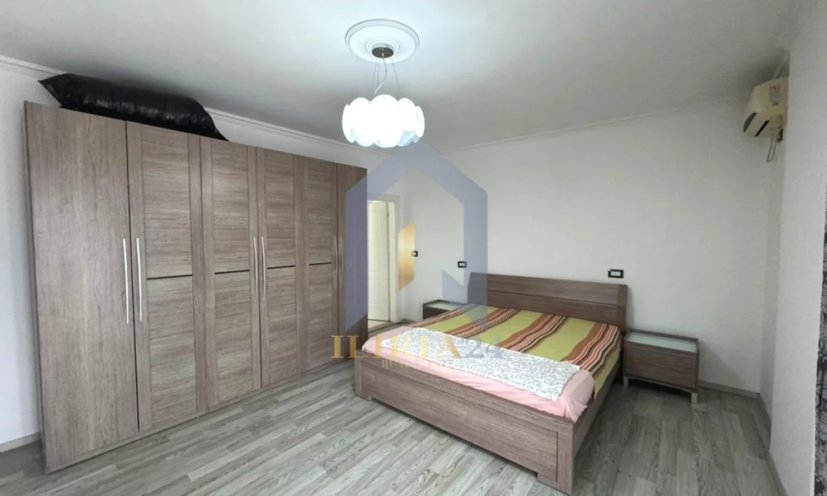 Shtepi me qera Penthose(kati i fundit panoramik) ne Tirane, 2+1, Mobilimi E mobiluar, Pagesa 1,200  Euro.