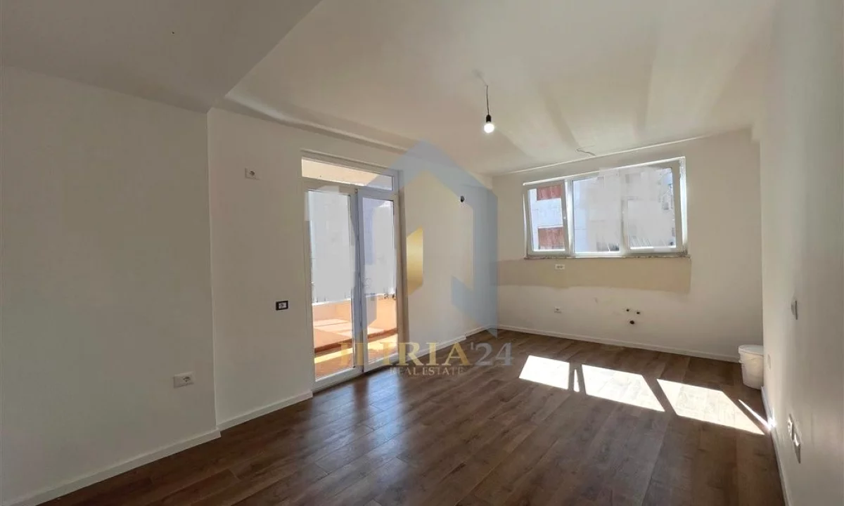 Shtepi ne shitje Apartament ne Tirane, 1+1, Mobilimi Bosh, pa mobiluar, Pagesa 167,000  Euro.