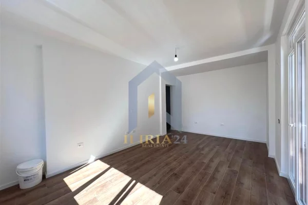 Shtepi ne shitje Apartament ne Tirane, 1+1, Mobilimi Bosh, pa mobiluar, Pagesa 167,000  Euro.