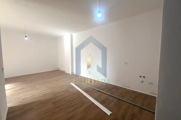 Shtepi ne shitje Apartament ne Tirane, 1+1, Mobilimi Bosh, pa mobiluar, Pagesa 236,000  Euro.