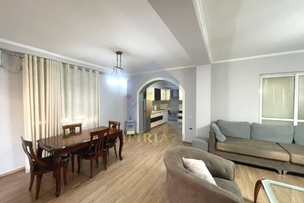 Shtepi ne shitje Apartament ne Tirane, 3+1, Mobilimi E mobiluar, Pagesa 255,000  Euro.