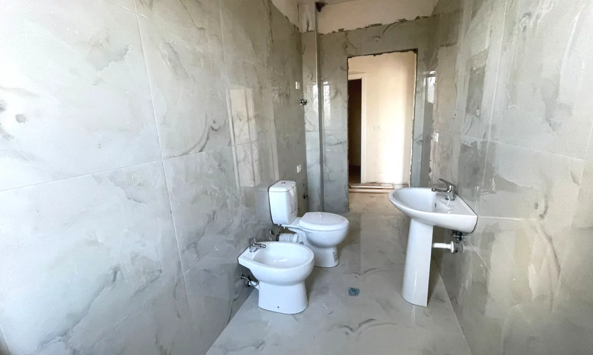 Shtepi ne shitje Apartament ne Tirane, 2+1, Mobilimi Bosh, pa mobiluar, Pagesa 118,840  Euro.