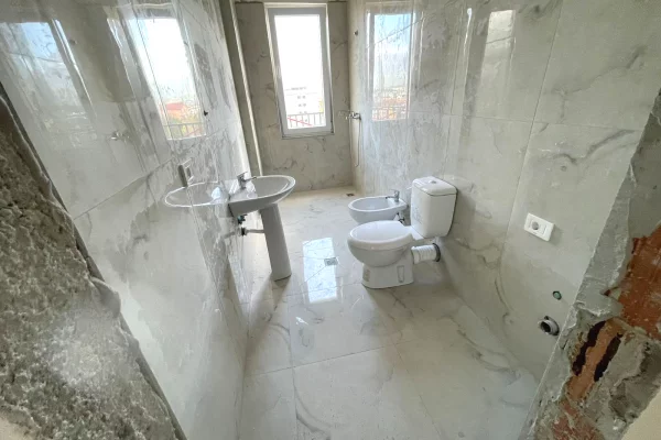 Shtepi ne shitje Apartament ne Tirane, 2+1, Mobilimi Bosh, pa mobiluar, Pagesa 118,840  Euro.