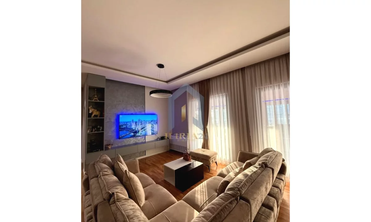 Shtepi ne shitje Penthose(kati i fundit panoramik) ne Tirane, 3+1, Mobilimi E mobiluar, Pagesa 300,000  Euro.