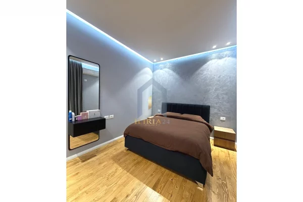 Shtepi ne shitje Penthose(kati i fundit panoramik) ne Tirane, 3+1, Mobilimi E mobiluar, Pagesa 300,000  Euro.