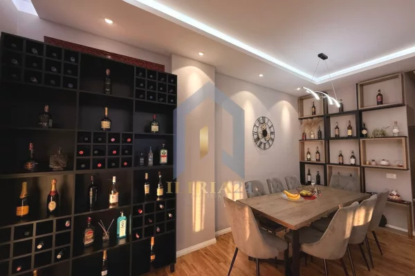 Shtepi ne shitje Penthose(kati i fundit panoramik) ne Tirane, 3+1, Mobilimi E mobiluar, Pagesa 300,000  Euro.