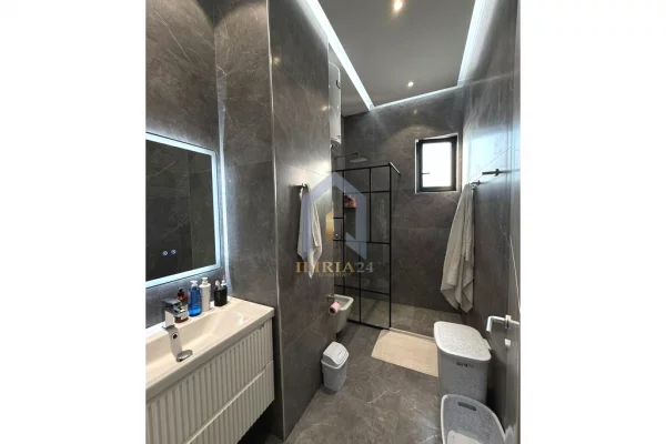 Shtepi ne shitje Penthose(kati i fundit panoramik) ne Tirane, 3+1, Mobilimi E mobiluar, Pagesa 300,000  Euro.