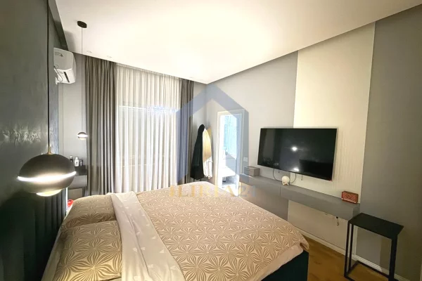 Shtepi ne shitje Penthose(kati i fundit panoramik) ne Tirane, 3+1, Mobilimi E mobiluar, Pagesa 300,000  Euro.