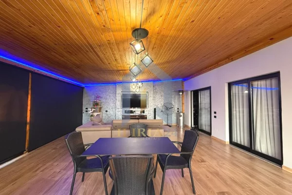 Shtepi ne shitje Penthose(kati i fundit panoramik) ne Tirane, 3+1, Mobilimi E mobiluar, Pagesa 300,000  Euro.