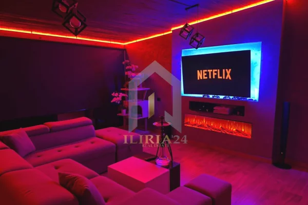 Shtepi ne shitje Penthose(kati i fundit panoramik) ne Tirane, 3+1, Mobilimi E mobiluar, Pagesa 300,000  Euro.