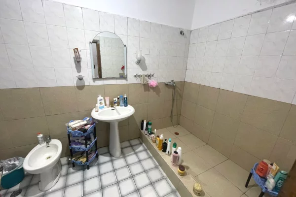 Shtepi ne shitje Apartament ne Tirane, 2+1, Mobilimi E mobiluar, Pagesa 190,000  Euro.