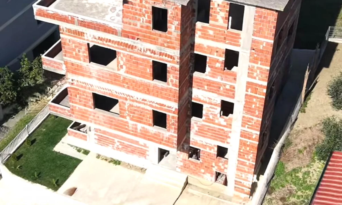 Shtepi ne shitje Shtepi Private ne Durres, 7+1, Mobilimi Bosh, pa mobiluar, Pagesa 249,000  Euro.